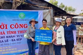 Mạnh thường quân hỗ trợ kinh phí xây nhà đến gia đình anh Vi Văn Môn - Ảnh Hoài Thương