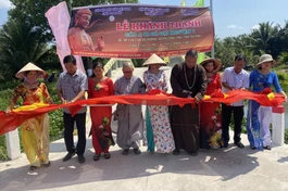 Cắt băng khánh thành cây cầu A Di Đà Đại Nguyện 1 tại X.An Trường