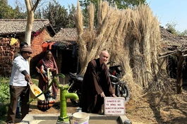 Đại đức Thích Thị Nhân bên giếng nước sạch vừa hoàn thành cho người dân Ấn Độ