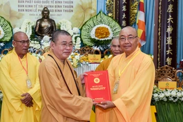 Hòa thượng Thích Minh Nhật trao quyết định đến Trưởng ban Kinh tế-Tài chính Phật giáo tỉnh nhiệm kỳ 2022-2027