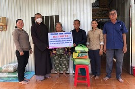  Đại đức Thích Chơn Trí trao bảng bàn giao nhà đến hộ nghèo