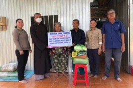  Đại đức Thích Chơn Trí trao bảng bàn giao nhà đến hộ nghèo