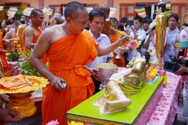 Lễ Tắm Phật mừng Tết Chôl Chnăm Thmây tại chùa Candaransi (Q.3, TP.HCM) - Ảnh: Bảo Toàn/BGN