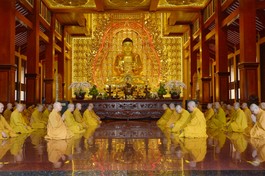 Đại chúng thính giới tại chánh điện Việt Nam Quốc Tự