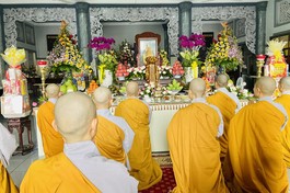 Chư Ni tổ đình Kim Sơn tưởng niệm Tổ Phi Lai, cùng Ni trưởng Thích nữ Diệu Tấn - Ảnh: K.S