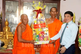 Ông Y Thanh Hà Niê K’đăm trao quà chúc Tết cổ truyền đến chư vị Hòa thượng