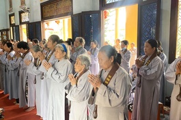 Phật tử đạo tràng chùa Quan Âm trong thời khóa tu tập