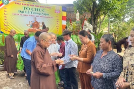 Ni trưởng Thích nữ Nhật Khương trao quà đến những gia đình khó khăn