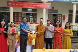 Đại đức Thích Tuệ Minh trao kinh phí xây dựng Thư viện Tịnh Lạc cho học sinh vùng cao