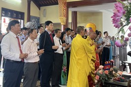 Niêm hương Tam bảo tại chánh điện chùa Vạn Đức