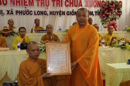 Thượng tọa Thích Trí Thọ trao quyết định đến Đại đức Thích Nguyên Từ