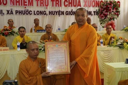 Thượng tọa Thích Trí Thọ trao quyết định đến Đại đức Thích Nguyên Từ