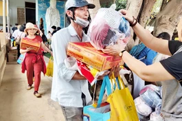 Ban Từ thiện thiền viện Vạn Hạnh trao quà đến những hộ nghèo H.Định Quán