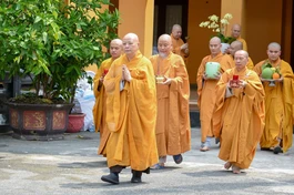 Cung rước linh cốt Đại lão Hòa thượng Thích Từ Nhơn từ Tổ đường đến bảo tháp