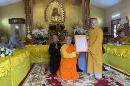 Thượng tọa Thích Huệ Đức trao giấy quyết định đến Đại đức Thích Giới Ân 