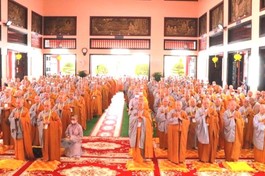 Chư Ni Phân ban Ni giới T.Ư, các tỉnh thành đảnh lễ Tam bảo tại chánh điện chùa Quang Minh