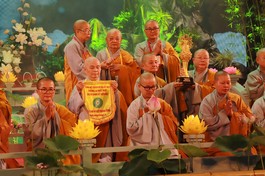 Phân ban Ni giới T.Ư, Ban Tổ chức trao biểu tượng và cờ luân lưu đến Phân ban Ni giới TP.Cần Thơ - đơn vị sẽ tổ chức Đại lễ vào năm 2024