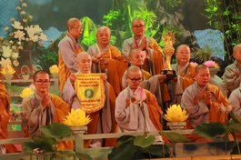 Phân ban Ni giới T.Ư, Ban Tổ chức trao biểu tượng và cờ luân lưu đến Phân ban Ni giới TP.Cần Thơ - đơn vị sẽ tổ chức Đại lễ vào năm 2024