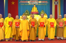 Hòa thượng Thích Thanh Tân trao quyết định đến chư tôn đức nhận quyết định nhiệm kỳ 2022-2027