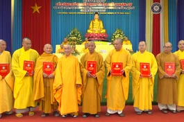 Hòa thượng Thích Thanh Tân trao quyết định đến chư tôn đức nhận quyết định nhiệm kỳ 2022-2027