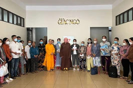 Đại diện Ban Từ thiện xã hội Báo Giác Ngộ trao tiền ủng hộ bệnh nhân ung bướu - Ảnh: M.Tuyền