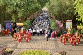 Đoàn dâng hương tưởng niệm tại Đền tưởng niệm các vua Hùng thuộc Công viên lịch sử văn hóa dân tộc, TP.Thủ Đức