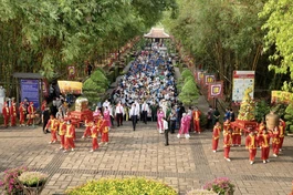Đoàn dâng hương tưởng niệm tại Đền tưởng niệm các vua Hùng thuộc Công viên lịch sử văn hóa dân tộc, TP.Thủ Đức