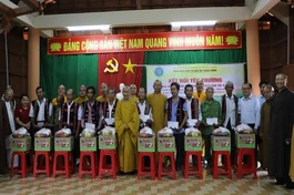  Phân ban Phật tử Dân tộc T.Ư trao quà đến lãnh đạo UBND H.Vĩnh Thạnh