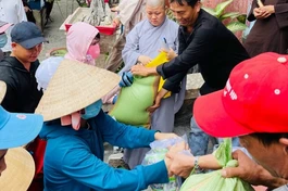  Chùa Phú Quang tổ chức trao 400 phần quà cho bà con nghèo