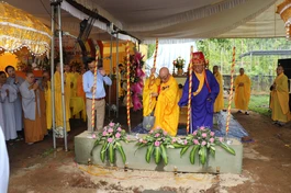 Thực hiện nghi thức đặt đá khởi công xây dựng chánh điện chùa Tiến Hòa