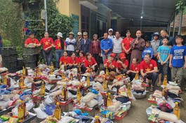 Đại đức Thích Quảng Phú, Ban Trị sự Phật giáo huyện Quảng Ninh và các thành viên trao quà cho bà con Vân kiều tại bản Hôi Rấy