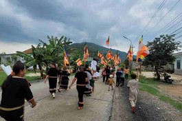  Bà con dân tộc M’Nông tại buôn Tu Sria, xã Nam Ka hân hoan kính mừng Đức Phật đản sinh