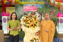 Bà Nguyễn Thị Hải Vân tặng lẵng hoa chúc mừng Đại lễ Phật đản tại chùa Nhuận Minh