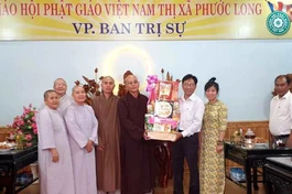 Ông Phạm Quang Hà, Trưởng ban Tôn giáo tỉnh chúc mừng Đại lễ đến Ban Trị sự TX.Phước Long