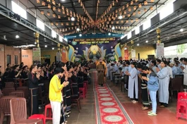 Phật tử cung đón chư tôn đến khóa tu của đạo tràng