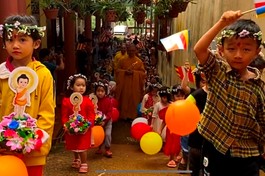 [ẢNH] Đắk Nông: Thanh thiếu niên Phật tử hân hoan cung rước kiệu kim thân Đức Phật đản sinh