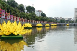 7 đóa sen vàng kính mừng Phật đản được hạ thủy sáng nay, 21-5 