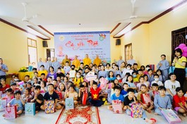 Chụp ảnh lưu niệm cùng các em tại chùa Hải Vân