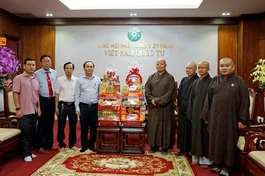 Lãnh đạo Quận ủy Q.Tân Bình tặng hoa chúc mừng Phật đản đến lãnh đạo Ban Trị sự GHPGVN TP.HCM