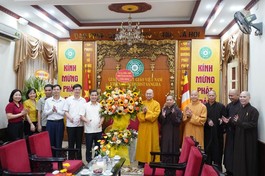 Đoàn lãnh đạo UBND tỉnh Vĩnh Phúc tặng hoa chúc mừng lãnh đạo Hội đồng Trị sự