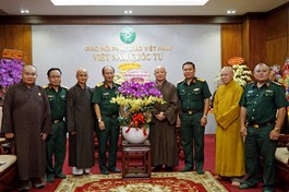 Đại tá Nguyễn Thanh Phong tặng hoa chúc mừng Phật đản đến chư tôn đức Ban Trị sự GHPGVN TP.HCM