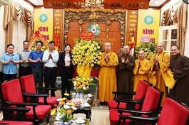 Đoàn lãnh đạo tỉnh Thái Nguyên tặng hoa chúc mừng Đại lễ Phật đản