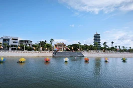 7 đóa hoa sen 7 màu do Ban Trị sự GHPGVN thực hiện kính mừng Đức Phật đản sinh