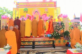 Chư tôn đức thực hiện nghi thức cúng dường Khánh đản Đức Thế Tôn