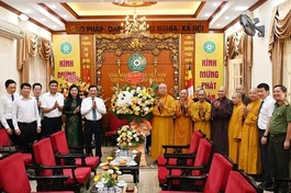 Bí thư Thành ủy TP.Hà Nội tặng hoa chúc mừng Phật đản Phật lịch 2567
