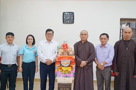 Ông Ngô Thanh Sơn tặng quà chúc mừng Phật đản đến Báo Giác Ngộ