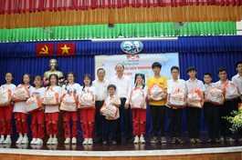 Lãnh đạo Thành phố trao quà đến các em có hoàn cảnh đặc biệt khó khăn nhân Ngày Quốc tế Thiếu nhi 1-6