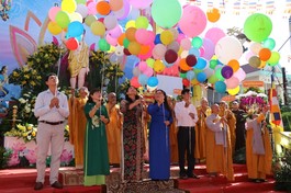 Thả bong bóng cầu nguyện hòa bình, chúng sinh an lạc