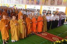 Chư tôn đức, quý quan khách niêm hương Tam bảo