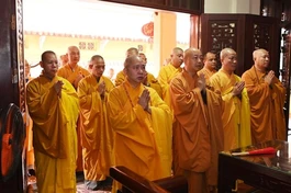 Chư tôn đức đảnh lễ, bạch Phật